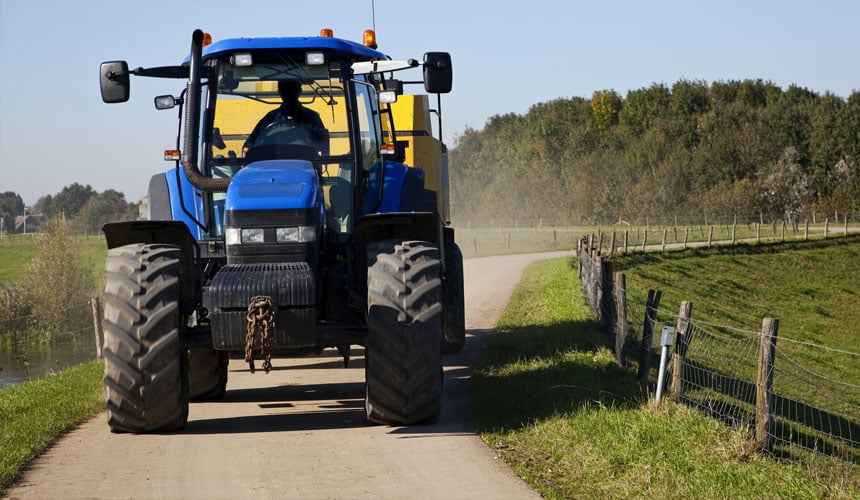 Trattore su strada per il trasporto