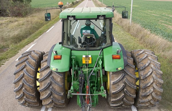 Pneumatici agricoli accoppiati su strada