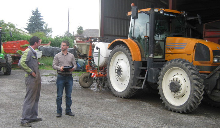 Un esperto Firestone è a disposizione per assisterti con i costi dei pneumatici agricoli