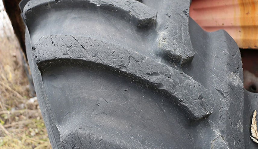 Barre di pneumatici nuovi graffiati dalle pietre