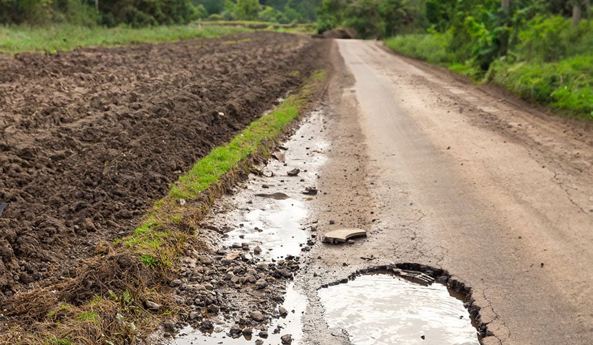 Le strade secondarie, spesso percorse dai trattori, non sono ben manutenute