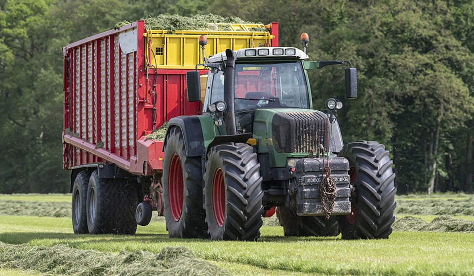 Effetto dei pneumatici agricoli sugli appezzamenti erbosi