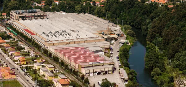 Lo stabilimento Bridgestone/Firestone a Puente San Miguel (Spagna).